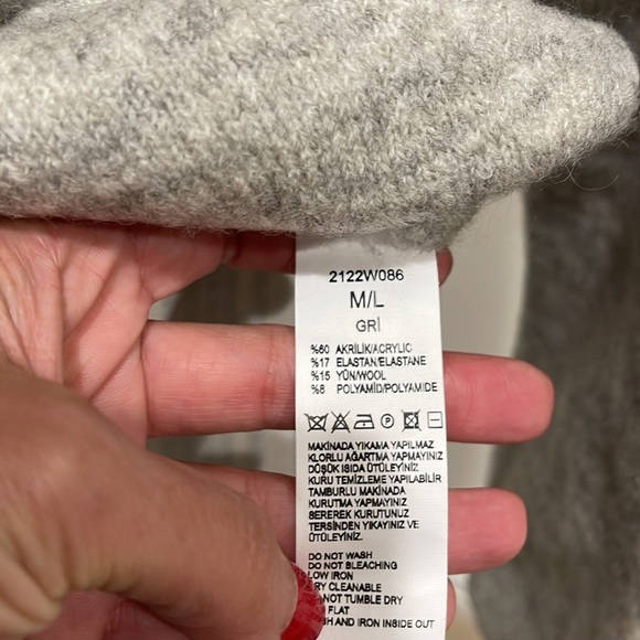 New sweater. Available Size S/M and M/L - Picture 9 of 11